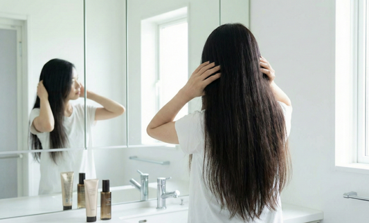 忙しい夜の、思わぬ味方。腰までのロングヘアが証明した、シャンプーだけで続く指通り