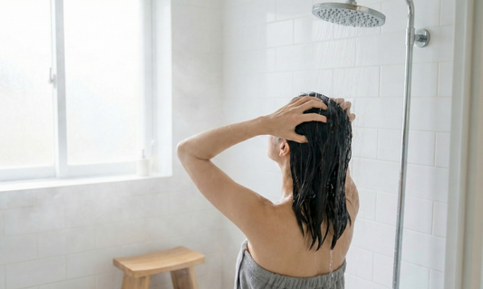 「シャンプーが泡立たない」原因はこれかも？髪の汚れの8割を落とす「予洗い」の正解